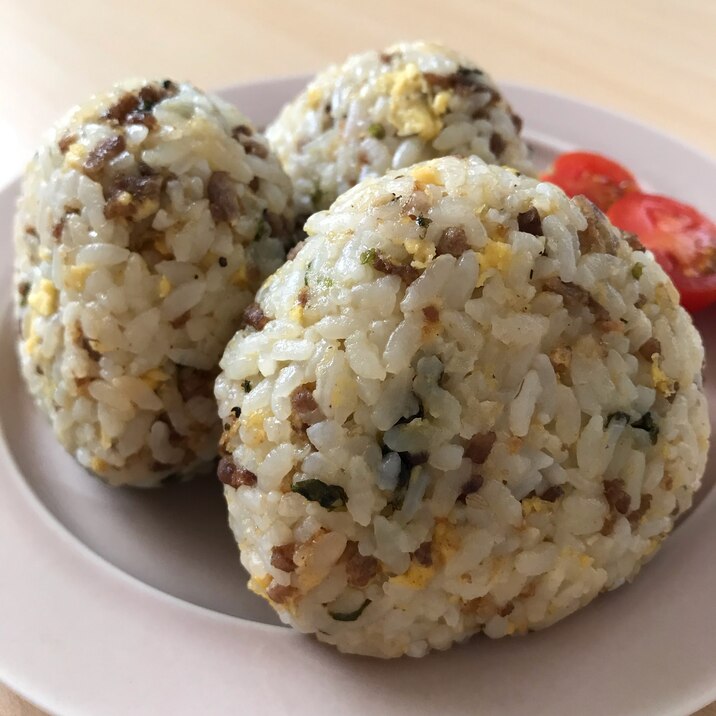 ごはんですよ を使ったボリュームおにぎり レシピ 作り方 By みさちゃん 楽天レシピ
